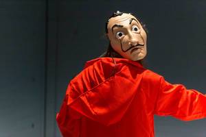 Cosplay auf der Gamescom: Kostüm stellt einen Kriminellen mit Salvador Dali Maske aus der Netflix-Serie Haus des Geldes dar