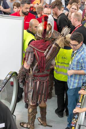 Cosplayer clad as Spartan bowman at Gamescom 2018
