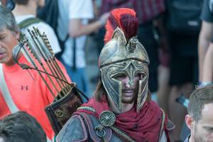 Cosplayer gekleidet als spartanischer Bogenschütze