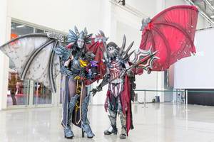 Cosplayer mit Drachen-Kostümen
