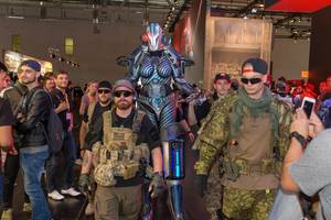 Cosplayers verkleidet als Soldaten und ein Alien auf der Gamescom