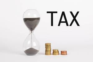 Countdown für Steuererklärung – Schriftzug Tax mit Sanduhr und Münzen