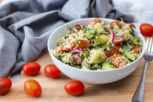 Couscous-Salat mit frischem Gemüse
