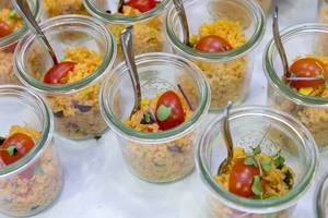 Couscous Salat mit Tomaten, Mais und roten Zwiebeln in kleinen Gläschen auf BarCamp in Bonn