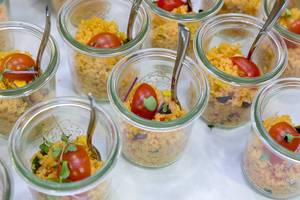 Couscous Salat mit Tomaten und roten Zwiebeln in kleinen Gläschen auf dem 5. BarCamp in Bonn