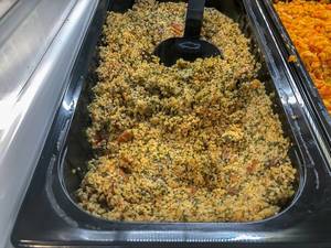 Couscous Tabbouleh mit Minze, Sultaninen, Zwiebeln, Tomaten und Petersilie an der digitalisierten High-Tech-Salatbar von Picadeli