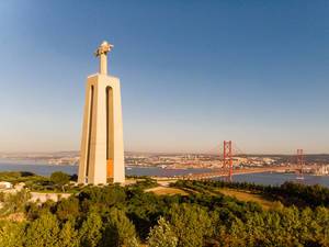 Cristo Rei Statue mit Ponte 25 de Abril Brücke in Almada Lissabon