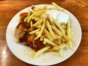 Currywurst-Pommes-Majo