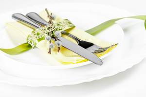 Cutlery on white plates with a napkin and ribbon (Flip 2020)