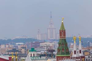 Dächer Moskaus mit Lomonossow-Universität im Hintergrund