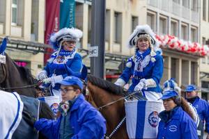 Damen in Uniform der Blauen Funken hoch zu Ross - Kölner Karneval 2018