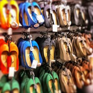 Damen-Sommerschuhe hängen zum Verkauf im Schuhgeschäft