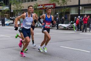 Daniel Kremske und Patrick Campbell (USA) laufen den Chicago Marathon 2019