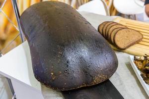Dark bread: großes schwarzes Brot auf der anuga-Lebensmittelmesse