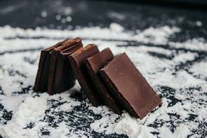 Dark chocolate pieces / Dunkle Schokolade