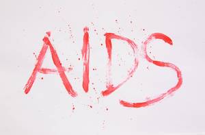 Das blutige Wort AIDS auf weißem Hintergrund
