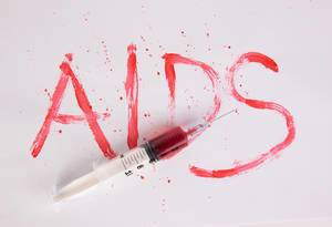 Das blutige Wort AIDS, mit Injektionsnadel -Spritze