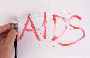 Das blutige Wort AIDS mit Stethoskop