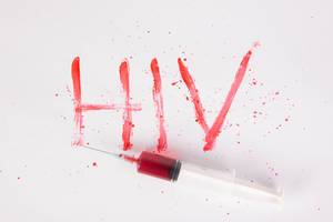 Das blutige Wort HIV mit Injektionsnadel -Spritze