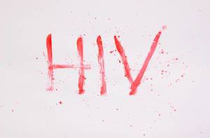 Das blutige Wort HIV, vor weißem Hintergrund