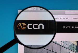 Das CCN Logo mit Schriftzug, vergrößert unter einer Lupe