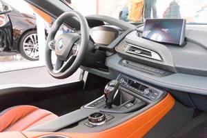 Das Cockpit des BMW i8 Roadsters