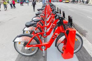 Das Fahrrad-Verleihsystem von Bicing bietet automatisierte Mietung von roten Fahrrädern in der ganzen Stadt Barcelona, Spanien