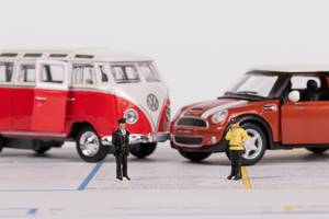 Das Konzept von Autounfall mit Oldtimer Spielzeugautos