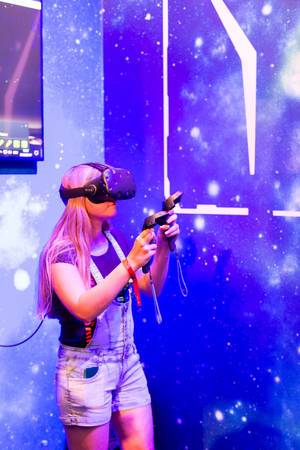 Das Mädchen testet VR-Brille Vive von HTC