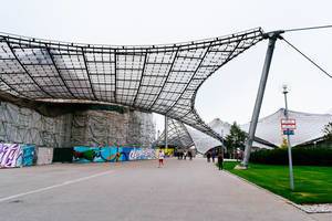 Das Olympiastadion in München mit dem Olympiadach aus Glas und Stahl