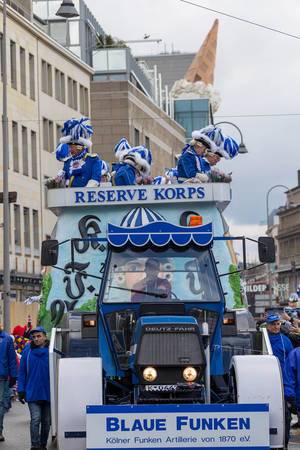 Das Reservekorps der Blauen Funken fährt auf dem Wagen - Kölner Karneval 2018