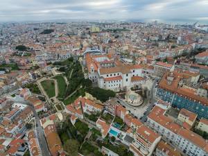 Das Stadtteil Alfama aus der Vogelperspektive in Lissabon, Portugal
