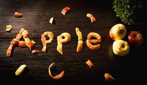 Das Wort APPLE aus Apfelschalen geformt
