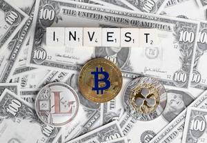 Das Wort INVEST und Kryptowährungsmünzen = In Kryptowährungen investieren