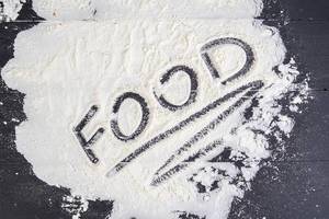 Das Wort "Food" - Essen / Lebensmittel - im Mehl geschrieben