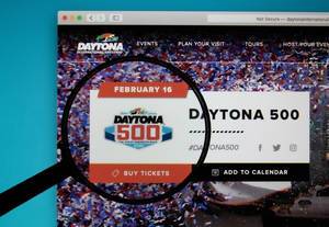 Daytona 500 Logo auf Internetseite der Motorsport-Veranstaltung wird durch Leselupe betont