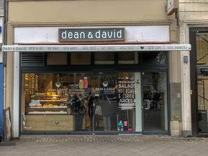 Dean & David verkauft gesunde Snacks wie frische Salate, Fruchtsäfte, Smoothies und Currys