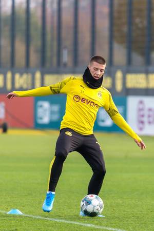 Defensiver Mittelfeldspieler Tobias Raschl bei der Ballbehauptung beim Training des BVB