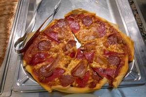 Deftige Pizza mit Speck und Salamiwurst