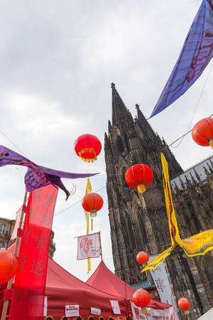 Dekoration beim Chinafest und der Kölner Dom im Hintergrund