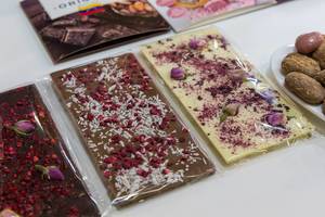 Dekorative belgische Schokoladentafeln von Laci, mit Blumen und Kokosraspeln, Erdbeeren, Himbeere und schwarzer Johannisbeere
