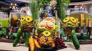 Dekorative Lebensmittelkunst zeigt Früchte als Figuren dargestellt
