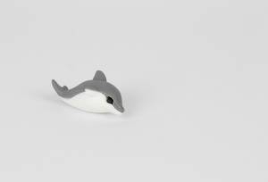 Delfin-Badespielzeug vor weißem Hintergrund