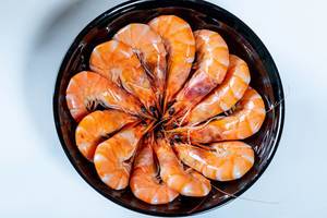Delicious shrimp in a black plate