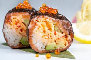 Deluxe-Sushi mit Schneekrabbe, Lachs und rotem Kaviar