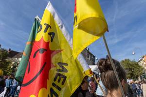 Demonstrierende mit "Atomkraft - Nein Danke!" Fahne bei der globalen Fridays for Future-Demo in Köln