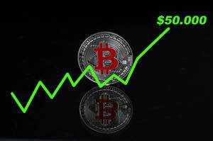 Der Bitcoin-Wert steigt auf 50.000$ - Bitcoin-Münze mit einer steigenden grünen Linie