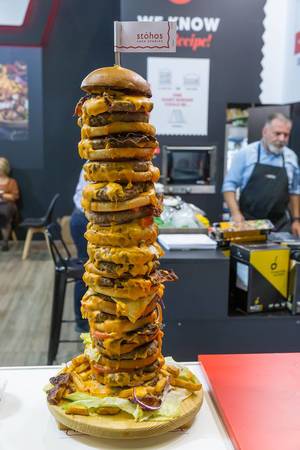 Der Burgerturm mit viel Käse auf der Anuga