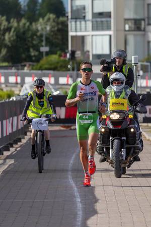 Der Däne und Profisportler Daniel Bækkegård nimmt für Österreich am Ironman 70.3 in Lahti, Finnland teil und läuft die letzte Marathon-Etappe