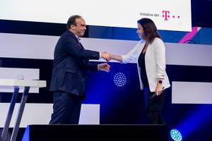 Der Geschäftsführer Geschäftskunden bei der Deutsche Telekom, Hagen Rickmann, begrüßt Staatsministerin für Digitalisierung Dorothee Bär auf der Bühne des Digital X Events
